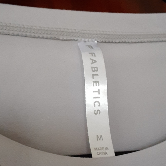 Fabletics sz Medium top with ruching on sleeves - Picture 3 of 5